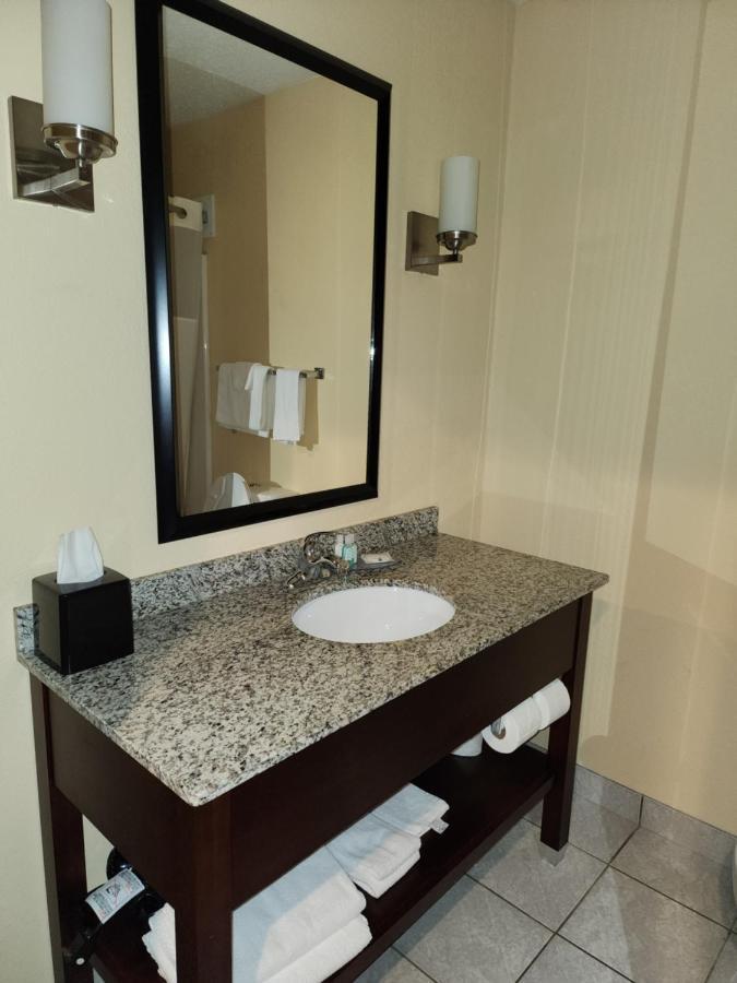 Quality Inn&Suites Bellville - Mansfield Eksteriør bilde